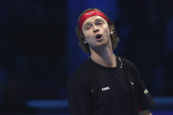 Ruský tenista Andrej Rublev pobavil pri rozhovore s moderátorom divákov.