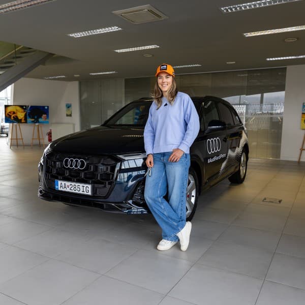 Petra Vlhová pózuje s novým Audi Q7.