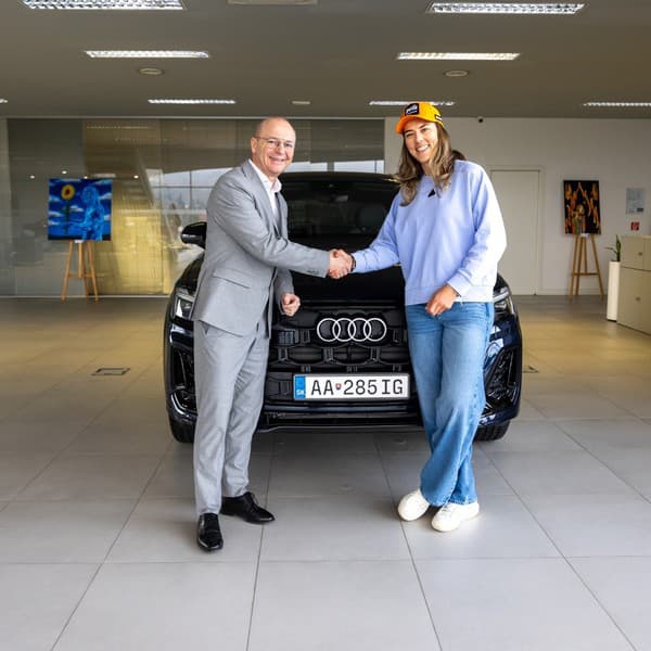 Petra Vlhová pózuje s novým Audi Q7.