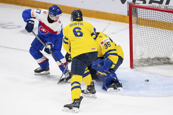 Hokejista Slovenska Daniel Jenčko (vľavo) strieľa gól za chrbát brankára Švédska Melkera Thelina (35), vpravo sa prizerá jeho spoluhráč Axel Hurtig. 