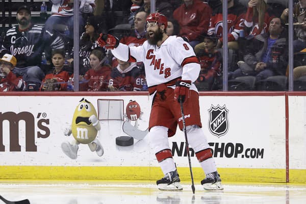 Brent Burns oslavuje gól