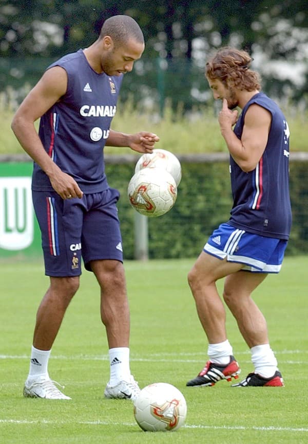 Francúzsky útočník Thierry Henry (vľavo) a obranca Bixente Lizarazu (vpravo) počas tréningu v roku 2003. 