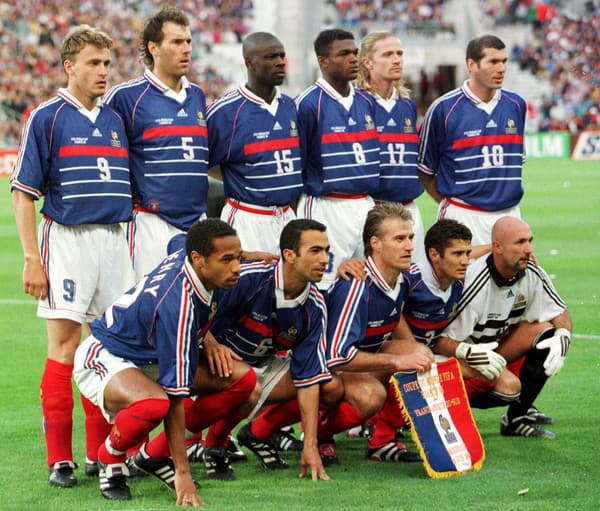 Majstri sveta! Vzadu zľava: Stephane Guivarch, Laurent Blanc, Lilian Thuram, Marcel Desailly, Emmanuel Petit, Zinedine Zidane. Vpredu zľava: Thierry Henry, Youri Djorkaeff, Didier Deschamps, Bixente Lizarazu a brankár Fabien Barthez.