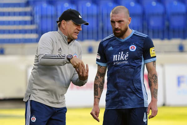 Na snímke vľavo tréner Vladimír Weiss st. (ŠK Slovan Bratislava), vpravo Guram Kashia (ŠK Slovan Bratislava)