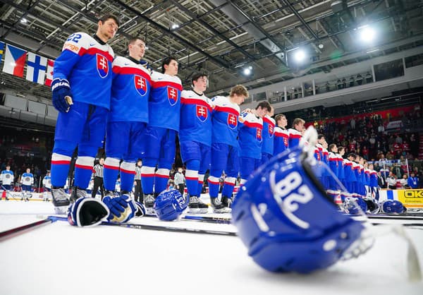 Slovenskí reprezentanti do 20 rokov - takto spievali hymnu po zápase s Kazachstanom.