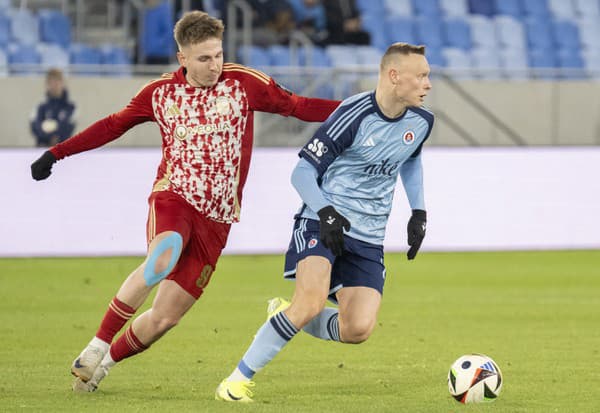 Na snímke vpravo Nino Marcelli (Slovan) a vľavo Tibor Slobodník (B.Bystrica)