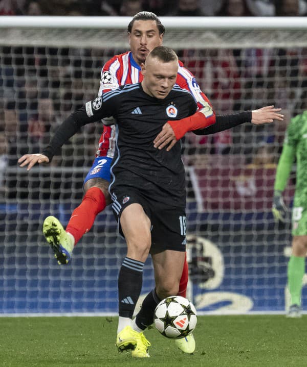 Na snímke v popredí Nino Marcelli (Slovan) a v pozadí José Giménez (Atletico)