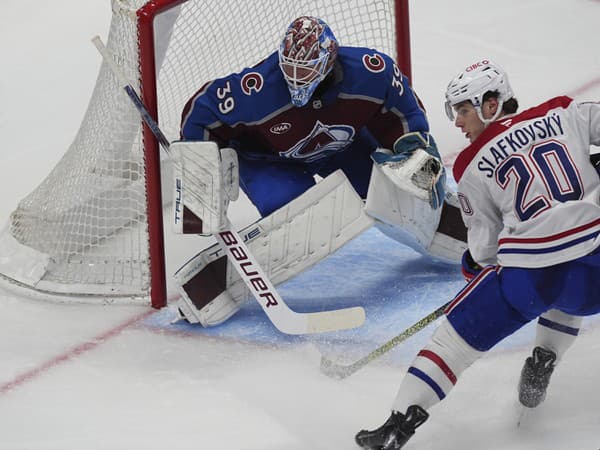 Juraj Slafkovský (Montreal) pred brankárom Mackenzie Blackwoodom (Colorado)