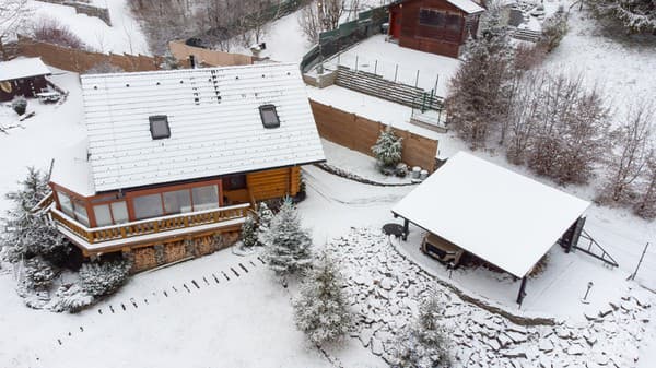 Majestátna drevenica na pozemku s rozlohou 1930m² sa nachádza v tichej lokalite.