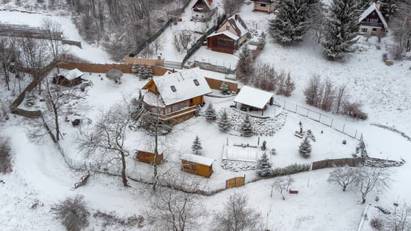 Majestátna drevenica na pozemku s rozlohou 1930m² sa nachádza v tichej lokalite.