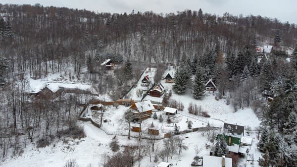 Majestátna drevenica na pozemku s rozlohou 1930m² sa nachádza v tichej lokalite.