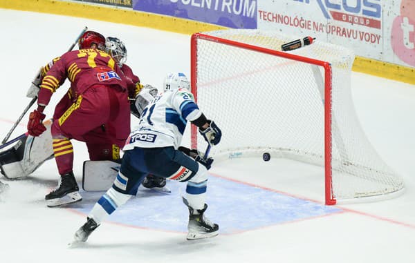 Na snímke zľava Tomáš Bokroš (Trenčín) a Filip Bajtek (Nitra) v zápase 12. kola hokejovej Tipos extraligy medzi HK Nitra a HK Dukla Trenčín.