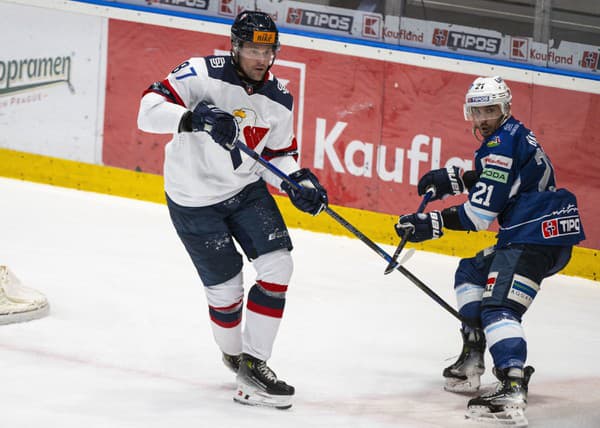 Na snímke zľava Jonas Peter Ahnelöv (Slovan) a Filip Bajtek (Nitra).