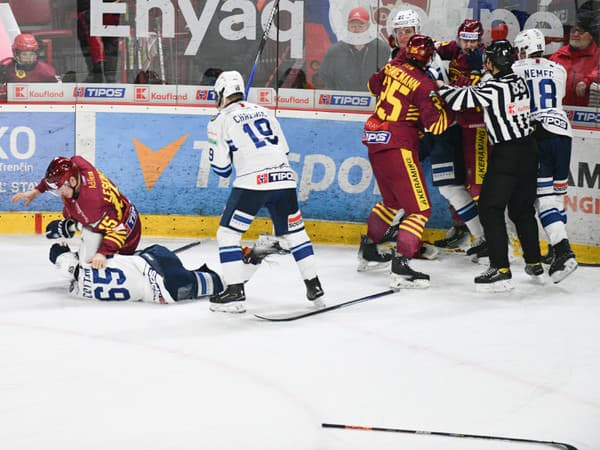 Na snímke potýčka medzi hráčmi v zápase 34. kola hokejovej Tipos extraligy HK Dukla Trenčín - HK Nitra. 