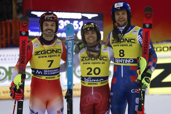 Bulharský lyžiar  Albert Popov (v strede) triumfoval v stredajšom nočnom slalome v talianskom stredisku Madonna di Campiglio.