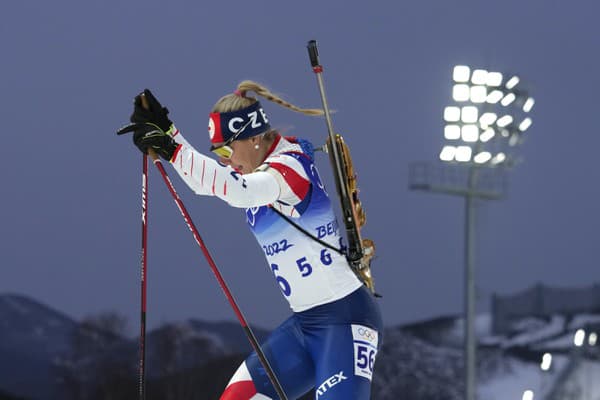 Česká biatlonistka Lucie Charvátová totálne zbabrala preteky v šprinte.