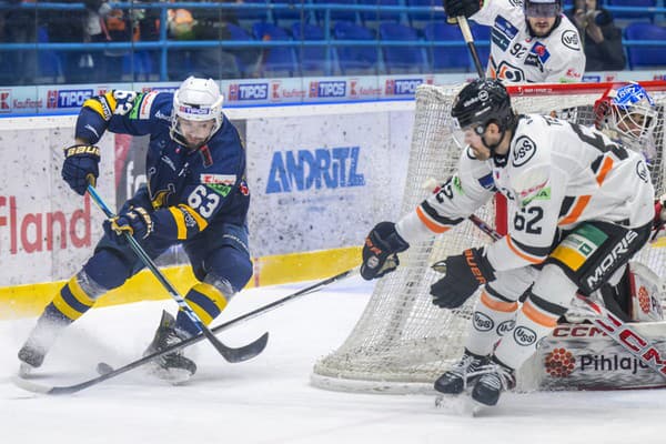 Na snímke zľava Michael Vandas (Spišská Nová Ves), Josh Teves (Košice)