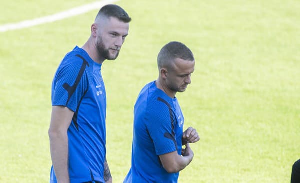 Slovenskí futbaloví reprezentanti Milan Škriniar (vľavo) a Stanislav Lobotka počas tréningu.