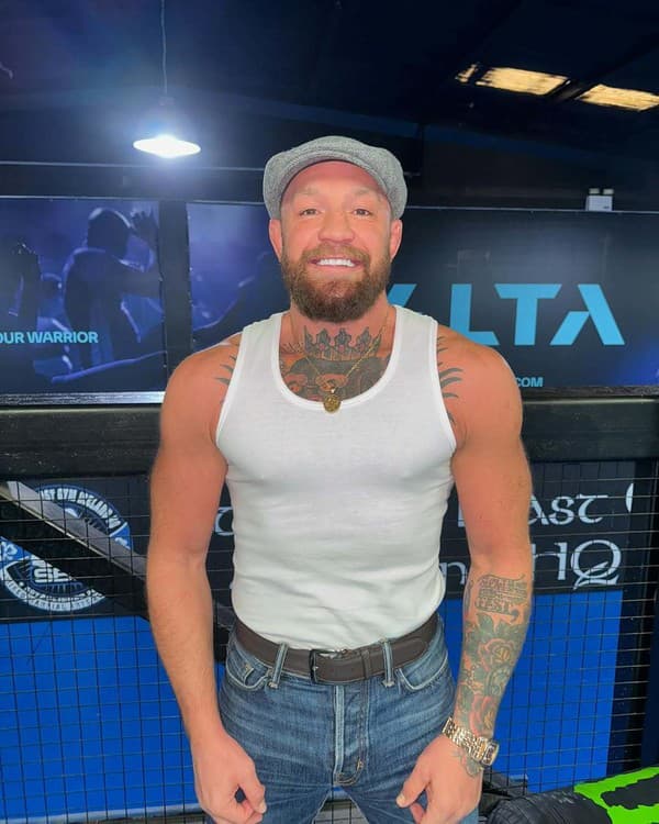 Slávny bojovník Conor McGregor vymenil rukavice za kopačky.