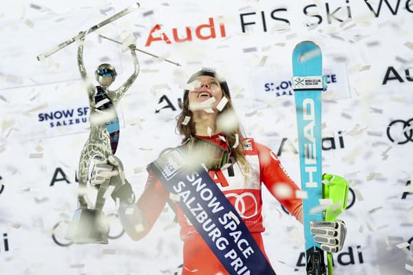 Švajčiarka Camille Rastová ovládla nočný slalom Flachau.