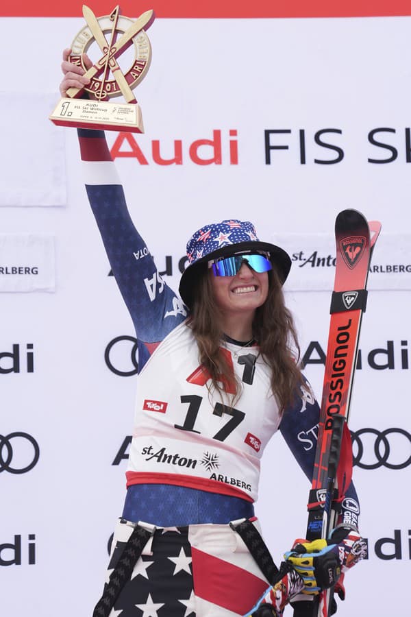 Američanka Lauren Macugová  sa teší na pódiu po triumfe v Super-G žien Svetového pohára alpských lyžiarok v rakúskom stredisku St. Anton.