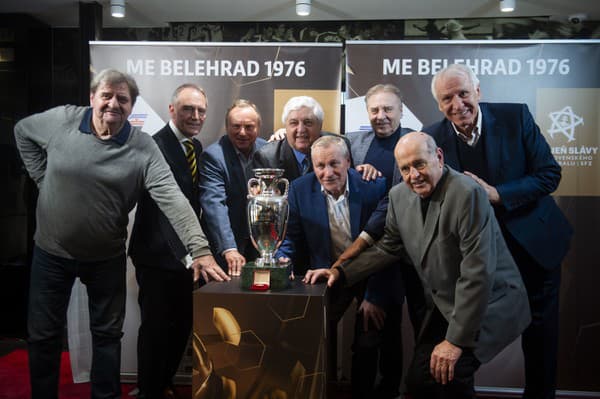 Bývalí futbaloví reprezentanti Československa zľava Jozef Čapkovič, Ladislav Jurkemik, Ján Švehlík, Karol Dobiáš, Ján Pivarník, Ladislav Petráš, Dušan Gališ a Alexander Vencel.