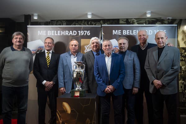 Bývalí futbaloví reprezentanti Československa zľava Jozef Čapkovič, Ladislav Jurkemik, Ján Švehlík, Karol Dobiáš, Ján Pivarník, Ladislav Petráš, Dušan Gališ a Alexander Vencel pri príležitosti predstavenia repliky víťazného pohára.