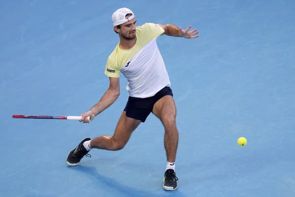 Český tenista Tomáš Macháč v zápase Australian Open proti Djokovičovi.