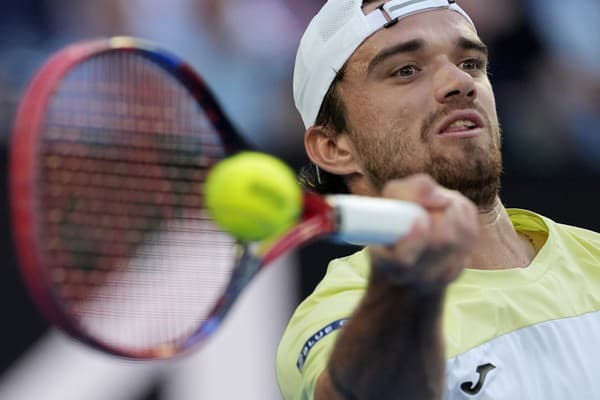 Český tenista Tomáš Macháč v zápase Australian Open proti Djokovičovi.