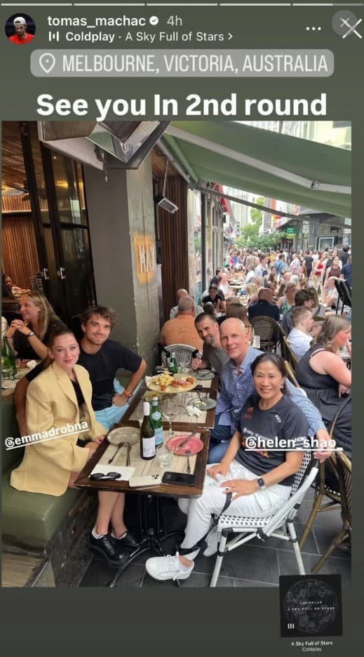 Tomáš s Emmou na večeri v Melbourne.