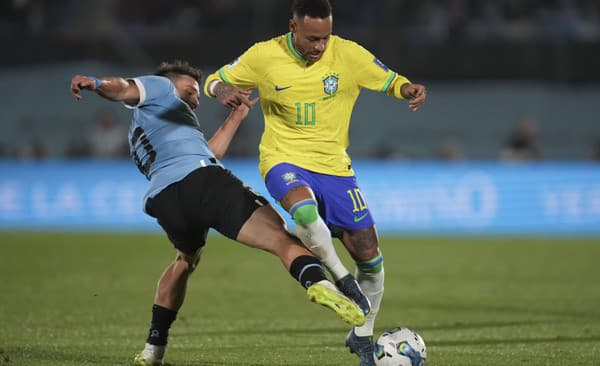 Brazílčan Neymar v zápase s Uruguajom.