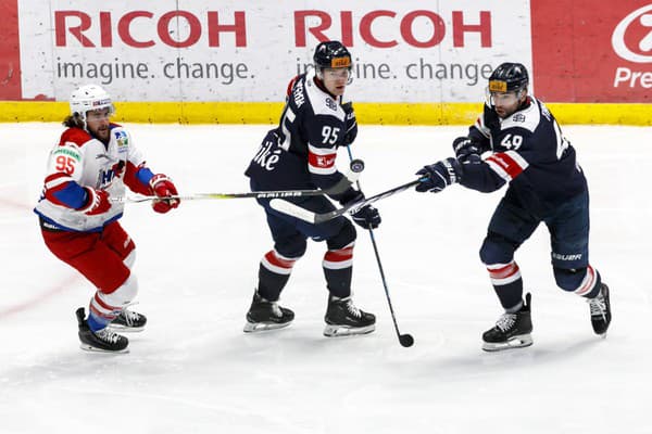 Na snímke zľava Brendan Ranford (HK 32), Andrej Golian a Samuel Takáč (obaja Slovan) počas zápasu 40. kola Tipos extraligy HC Slovan Bratislava - HK 32 Liptovský Mikuláš. 