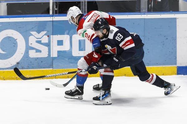 Na snímke zľava Marek Vankúš (HK 32) a Martin Bakoš (Slovan) počas zápasu 40. kola Tipos extraligy HC Slovan Bratislava - HK 32 Liptovský Mikuláš. 