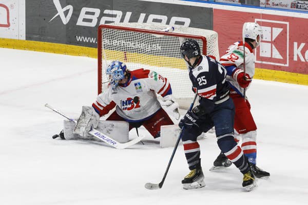 Na snímke zľava brankár Henri Kiviaho (Slovan), Vladimír Tkáč (HK 32) a Jonas Peter Ahnelöv (Slovan) počas zápasu 40. kola Tipos extraligy HC Slovan Bratislava - HK 32 Liptovský Mikuláš. 