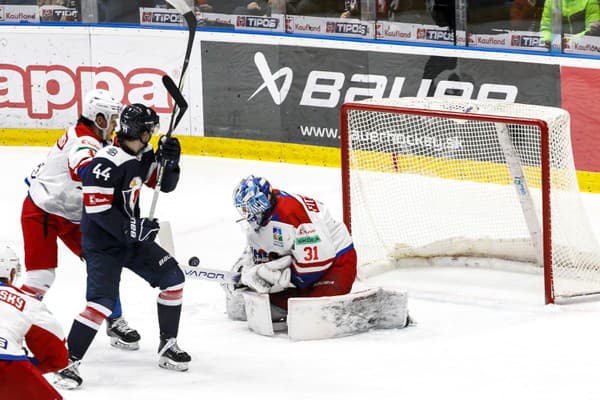 Na snímke zľava Lee Clayton Kirichenko (HK 32) Mitchell Mckenna Hoelscher (Slovan) a brankár Evan Fitzpatrik (HK 32) počas zápasu 40. kola Tipos extraligy HC Slovan Bratislava - HK 32 Liptovský Mikuláš.