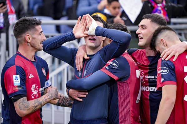 Futbalisti z tímu Cagliari Calcio sa radujú z gólu v zápase talianskej Serie A Cagliari Calcio – US Lecce. 