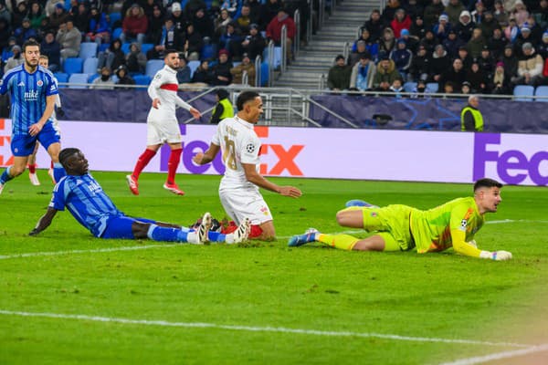 Na snímke v popredí zľava Sharani Zuberu (Slovan), Jamie Leweling (Stuttgart) a Dominik Takáč (Slovan). 