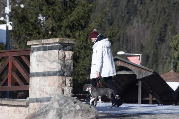 Hokejistovi Lukášovi Kozákovi robila počas prechádzky na Donovaloch spoločnosť mladšia dcéra Mariana Kočnera Andrea.