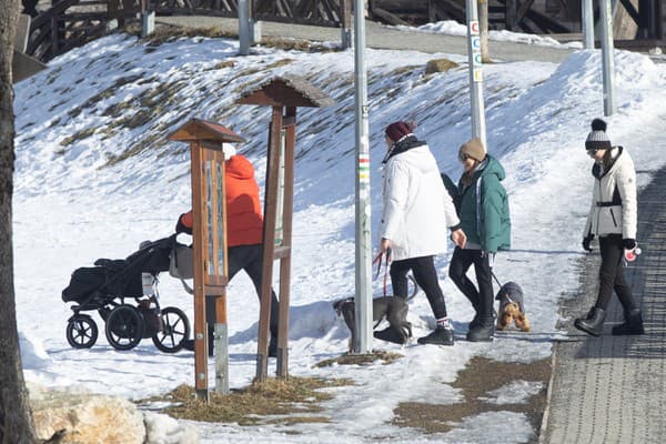 Hokejistovi Lukášovi Kozákovi robila počas prechádzky na Donovaloch spoločnosť mladšia dcéra Mariana Kočnera Andrea.