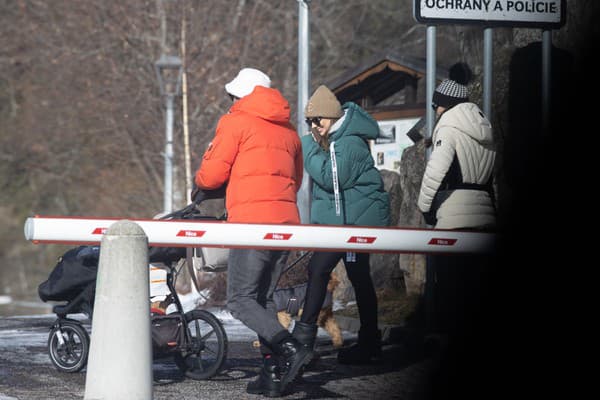 Hokejistovi Lukášovi Kozákovi robila počas prechádzky na Donovaloch spoločnosť mladšia dcéra Mariana Kočnera Andrea.