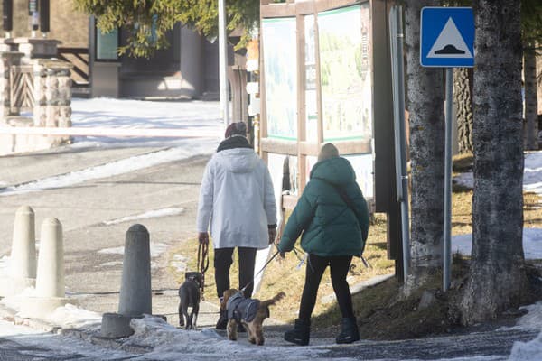 Hokejistovi Lukášovi Kozákovi robila počas prechádzky na Donovaloch spoločnosť mladšia dcéra Mariana Kočnera Andrea.