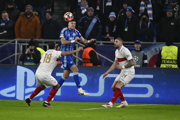 Marko Tolič (v strede) medzi dvojicou hráčov VfB.