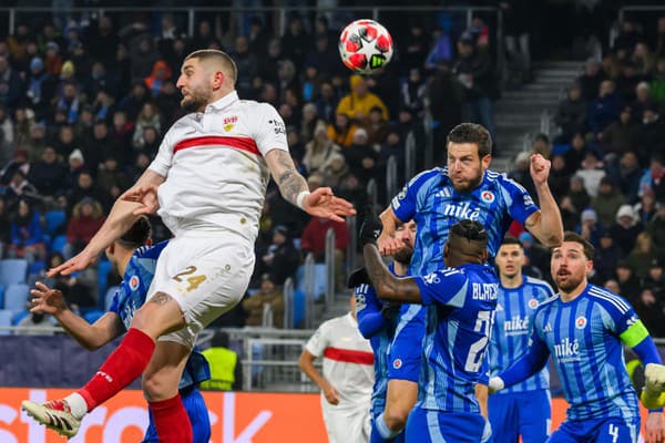 Na snímke v popredí zľava Jeff Chabot (Stuttgart) a Kevin Wimmer (Slovan) v zápase 7. kola ligovej fázy Ligy majstrov vo futbale Slovan Bratislava - VfB Stuttgart.