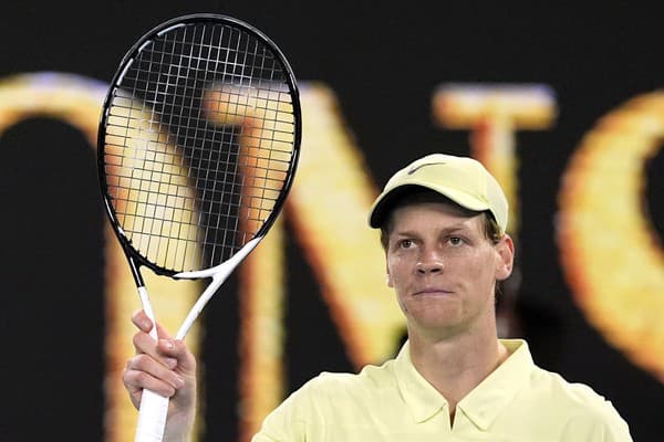 Taliansky tenista Jannik Sinner sa suverénnym spôsobom prebojoval do semifinále dvojhry na grandslamovom Australian Open v Melbourne.