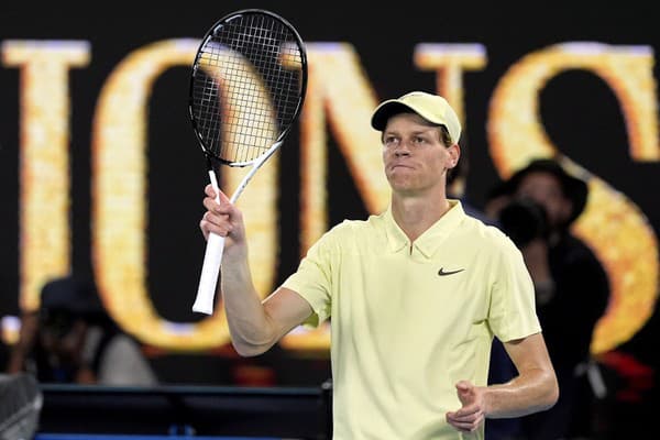 Taliansky tenista Jannik Sinner sa suverénnym spôsobom prebojoval do semifinále dvojhry na grandslamovom Australian Open v Melbourne.