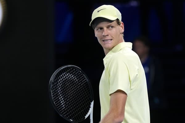 Taliansky tenista Jannik Sinner sa suverénnym spôsobom prebojoval do semifinále dvojhry na grandslamovom Australian Open v Melbourne.