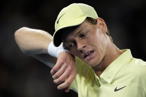 Taliansky tenista Jannik Sinner sa suverénnym spôsobom prebojoval do semifinále dvojhry na grandslamovom Australian Open v Melbourne.