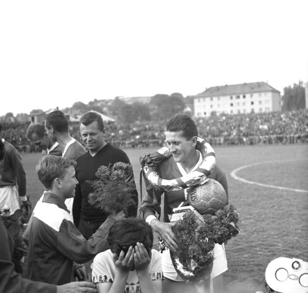 Na archívnej snímke z 11. mája 1966 štyridsaťročný prešovský futbalista Laco Pavlovič (vpravo) počas svojho rozlúčkového zápasu na prešovskom štadióne Tatrana Prešov. 