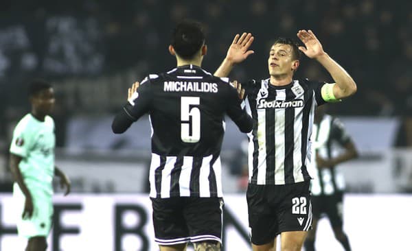 Hráči PAOK-u oslavujú gól.