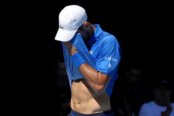 Novak Djokovič semifinále na Australian Open skrečoval.